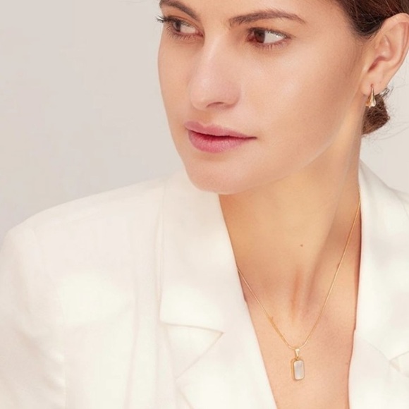 NEW 18k gold plated double sided white shell black enamel rectangular necklace - Picture 10 of 13